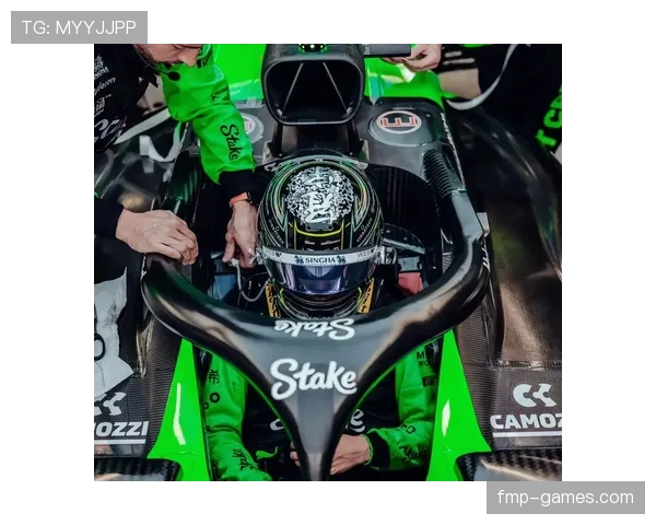 周冠宇在F1围场外被拍到拎着便利店饭团当晚餐，这自律程度真绷得住？